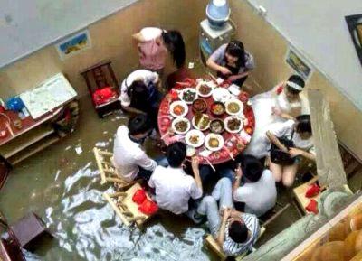 暴雨中的婚礼现场图集锦在线预览