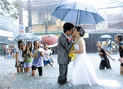 暴雨中的婚礼现场图集锦在线预览