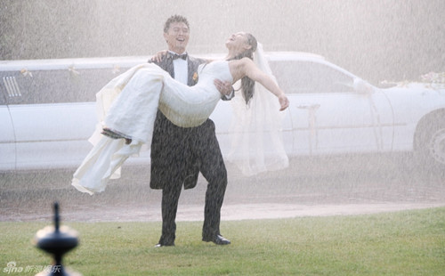 暴雨中的婚礼现场图集锦在线预览